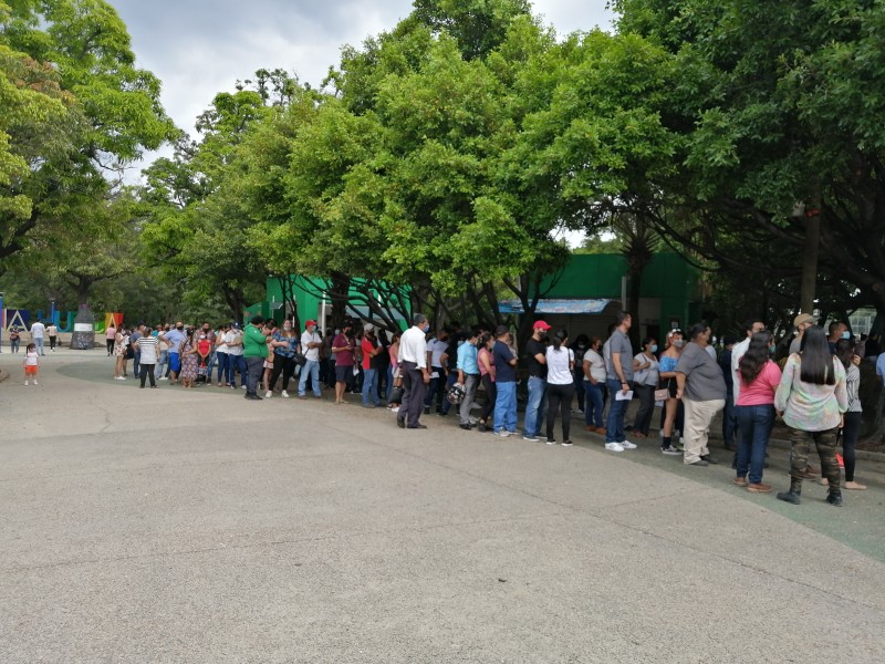 Larga fila para vacunarse contra COVID-19 en Tuxtla