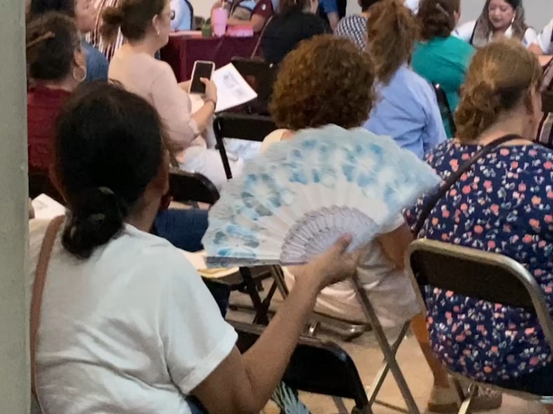 Largas esperas y calor extremo enfrentan mujeres en el CUM