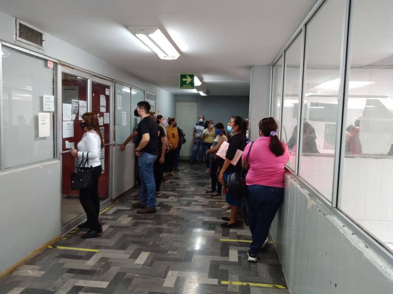 Largas filas, calor y hasta desmayos en el Registro Civil