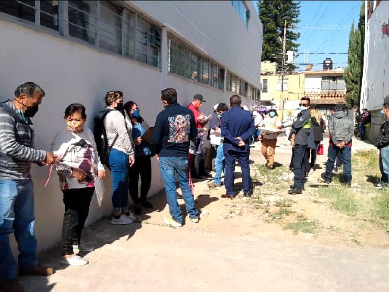 Largas filas de abuelitos en preparatoria Enrique Cabrera