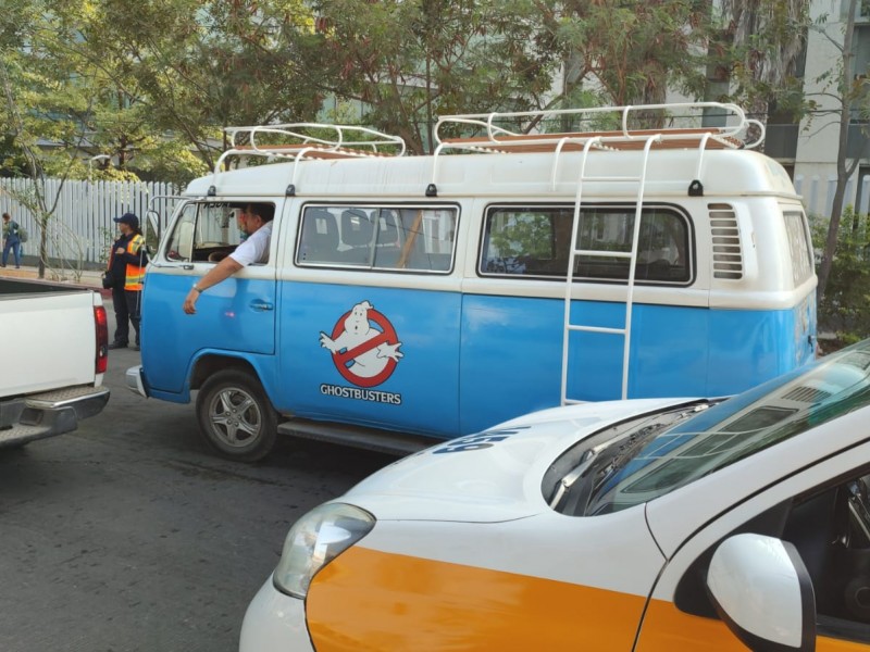 Largas filas de autos en la ciudad