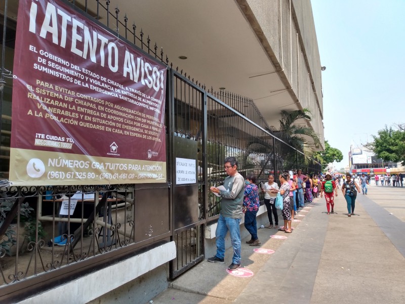 Largas filas de desempleados por COVID-19 esperan entrega de apoyos