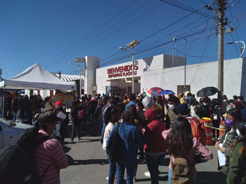 Largas filas de jóvenes en San Pedro Cholula para vacunación