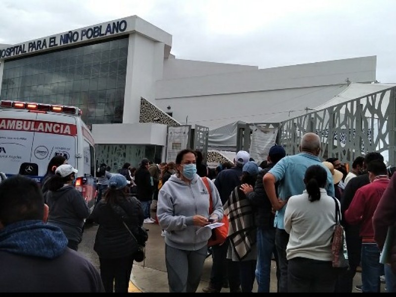 Largas filas de personas en Hospital del Niño Poblano