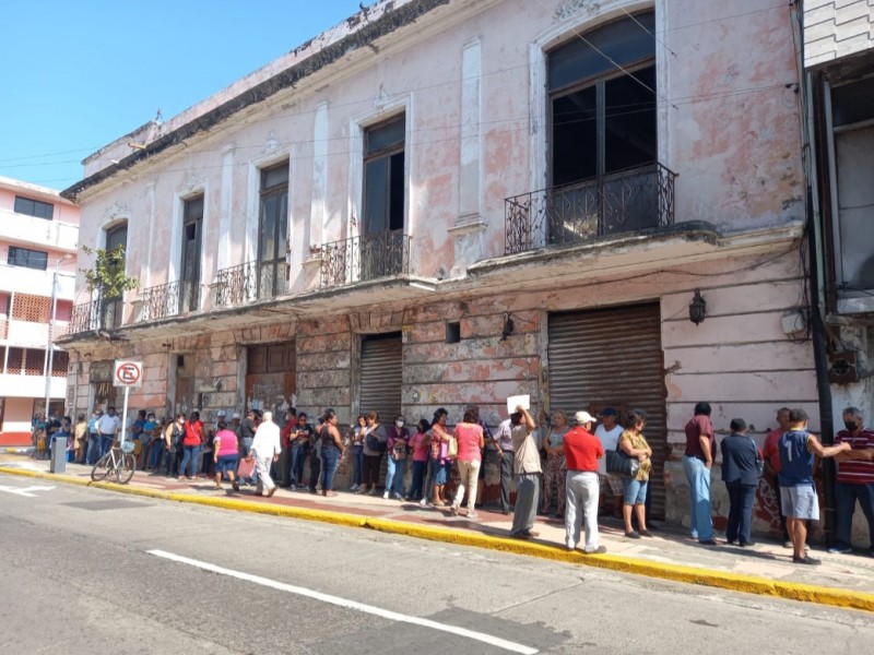 Largas filas de personas que acudieron a cobrar su pensión