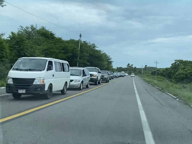 Largas filas de vehículos en entrada y salida hacia Zihuatanejo