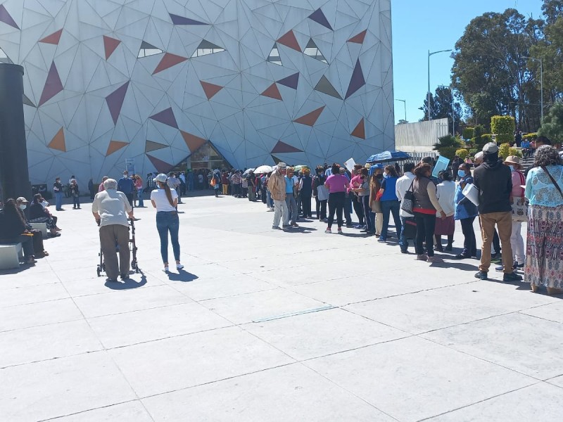 Largas filas durante cobro de pensiones y apoyos