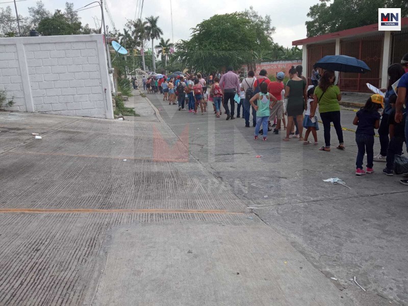Largas filas durante el primer día de vacunación en Tuxpan