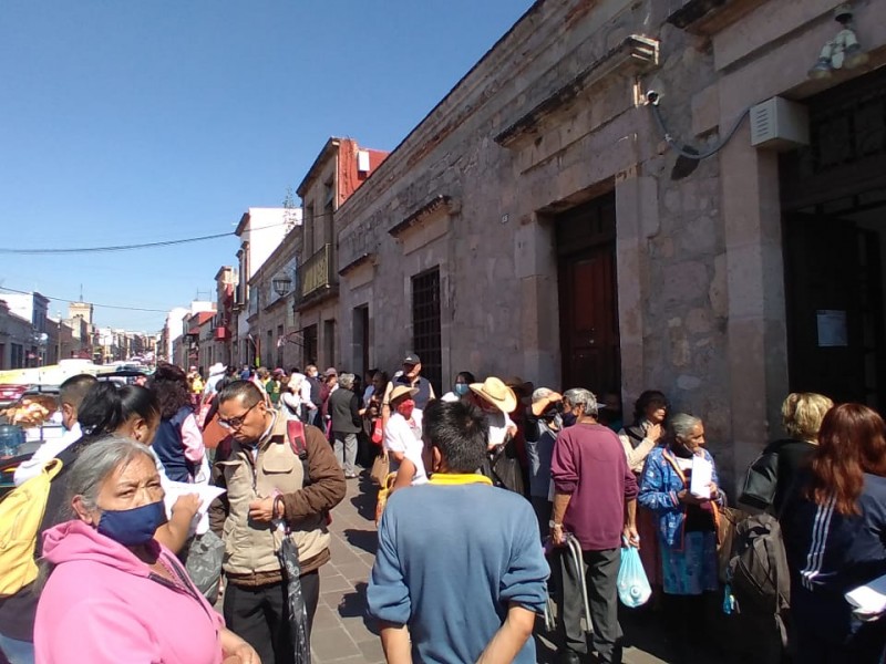 Largas filas en Banco del Bienestar por confusión en cobro