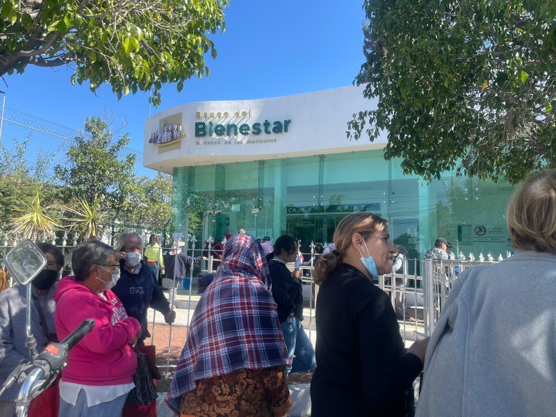 Largas filas en bancos del bienestar para cobrar pensiones