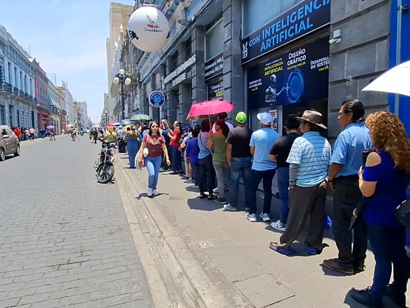Largas filas en Centro Histórico, para cobro de pensión Bienestar