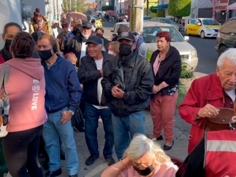 Largas filas en el Banco de Bienestar de Santa Teresita