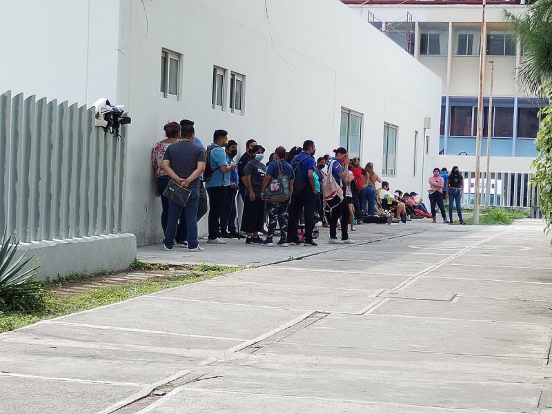 Largas filas en el IMSS de Cuauhtémoc
