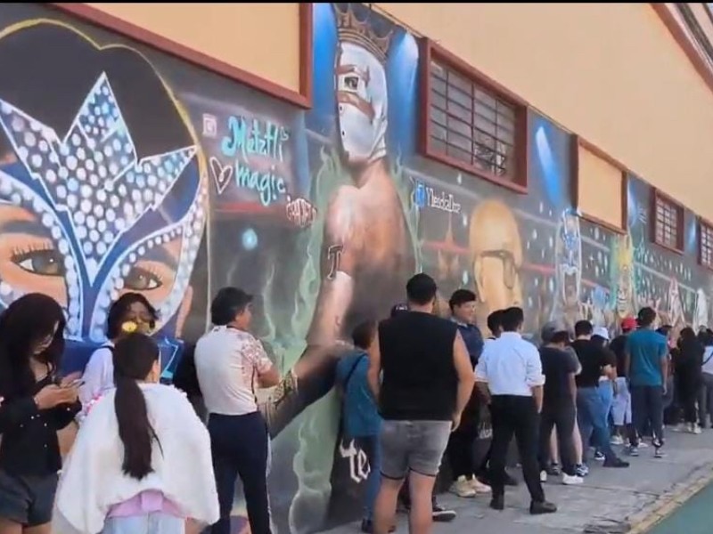 Largas filas en la Arena Puebla por 72 aniversario