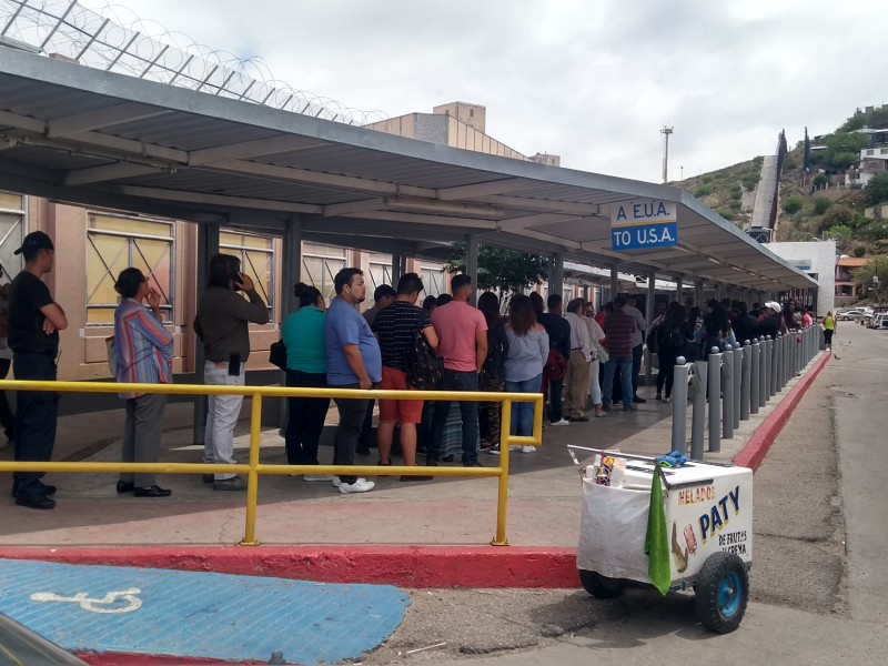 Largas filas en la garita peatonal para EEUU.