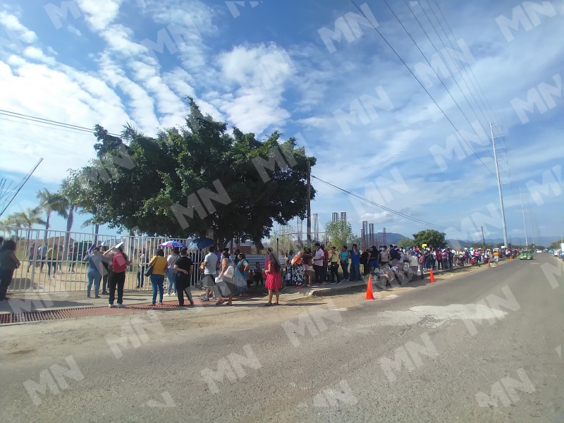 Largas filas en la vacunación contra Covid-19 para rezagados