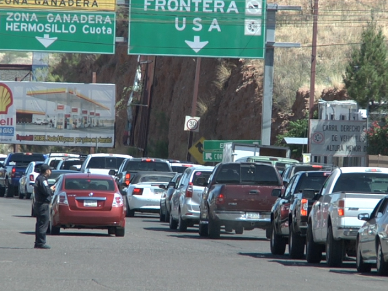 Largas filas en las garitas de Nogales Sonora