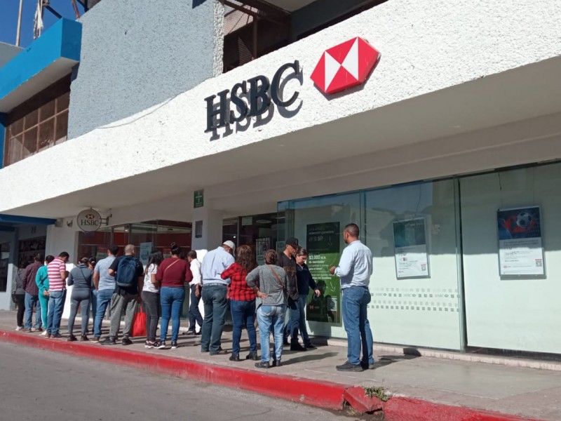 Largas filas en los bancos de la ciudad