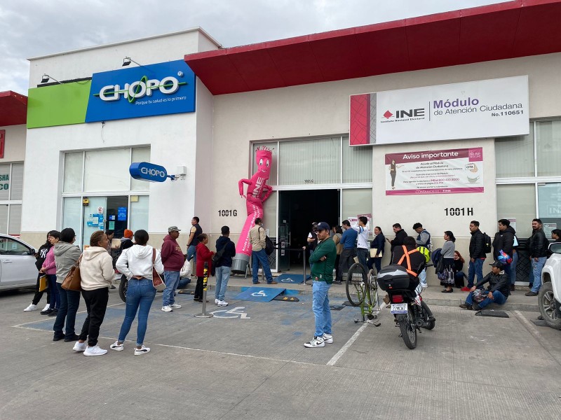 Largas filas en módulos de atención ciudadana para credencial INE