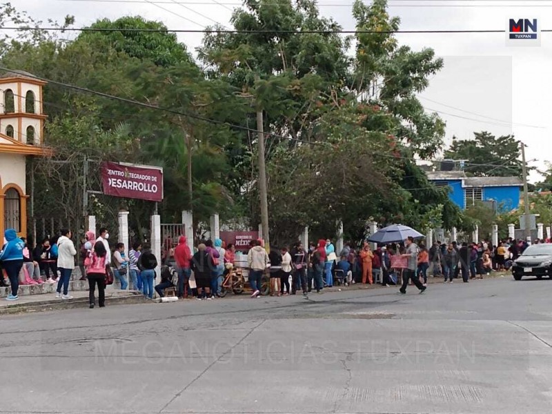 Largas filas en oficinas de Bienestar en Tuxpan