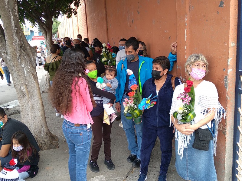 Largas filas en panteones de León