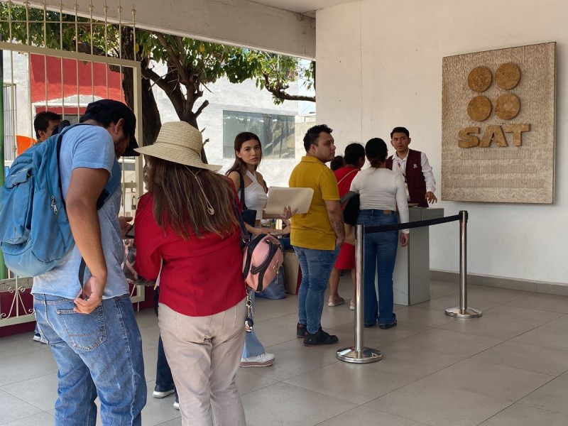 Largas filas en SAT Tuxtla para declaración anual