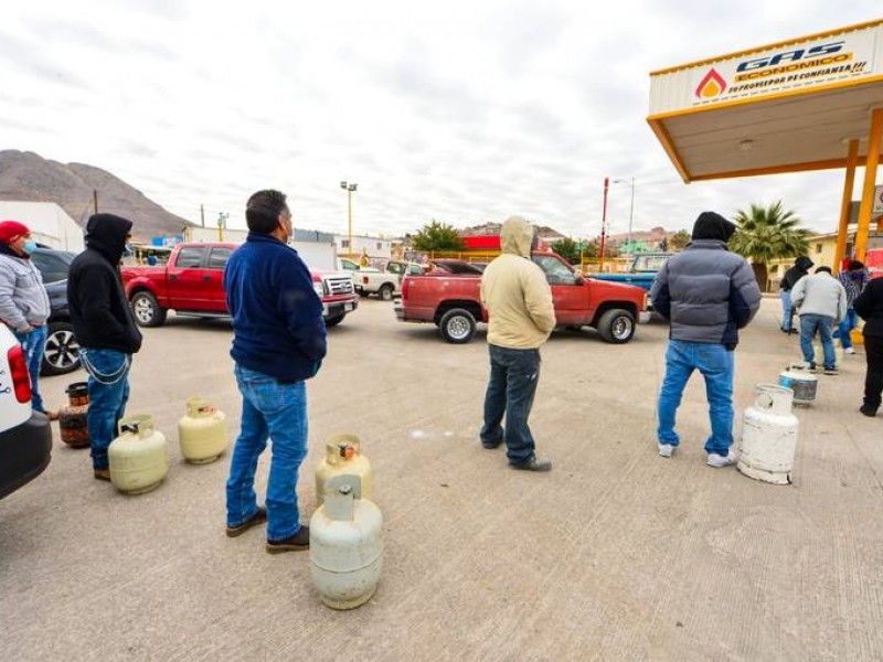 Largas filas para adquirir gas LP en Monterrey