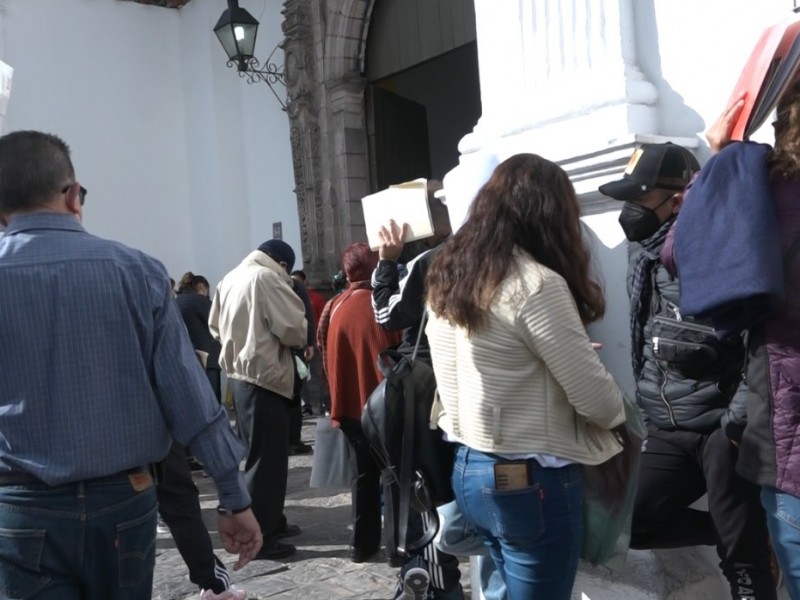 Largas filas para canje de placas