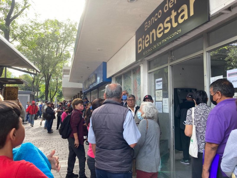 Largas filas para cobrar pensión en Bancos del Bienestar