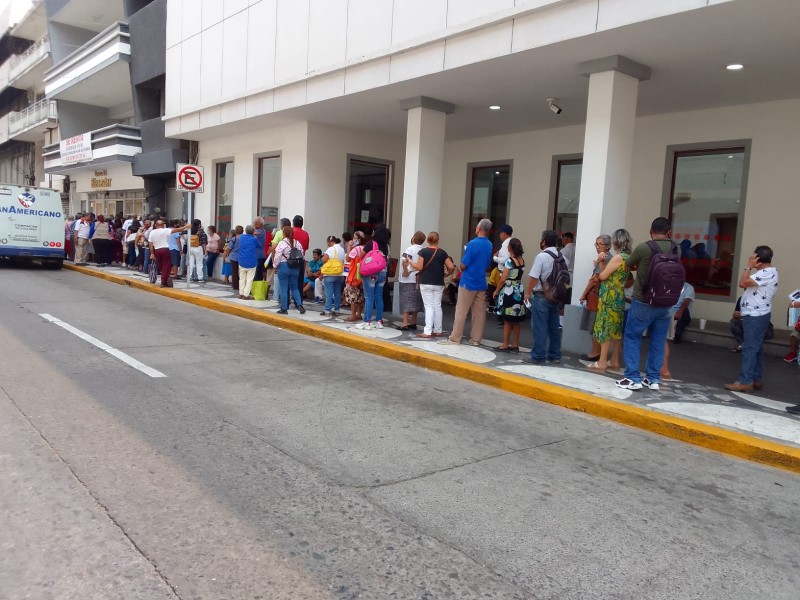 Largas filas para cobro de Pensión del Bienestar