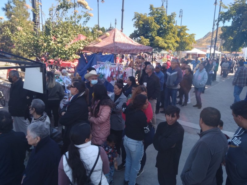 Largas filas para comprar tamales en Fiestas de la Candelaria