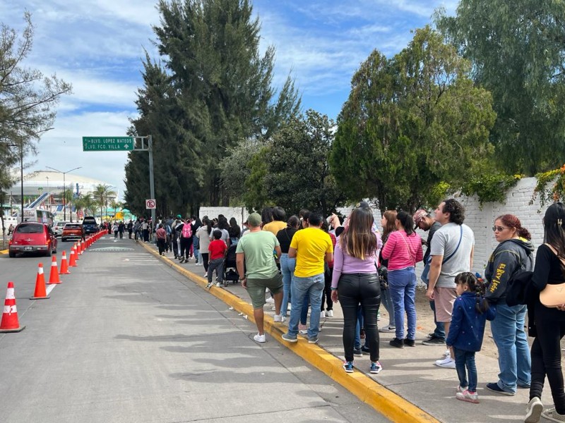 Largas filas para conciertos gratuito en Feria Estatal de León