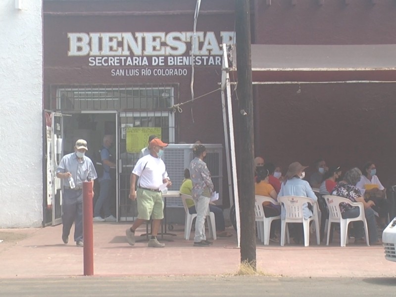 Largas filas para el registro de la Pensión Mujeres Bienestar en SLRC