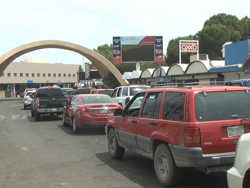 Largas filas para ingresar a Estados Unidos de automovilistas norteamericanos