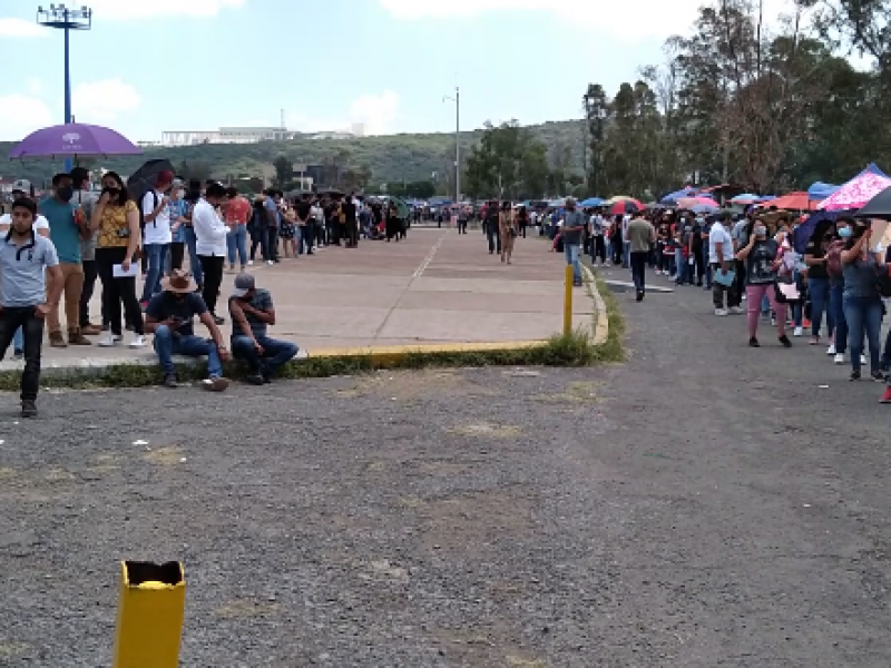 Largas filas para la Vacunación en Estadio Corregidora