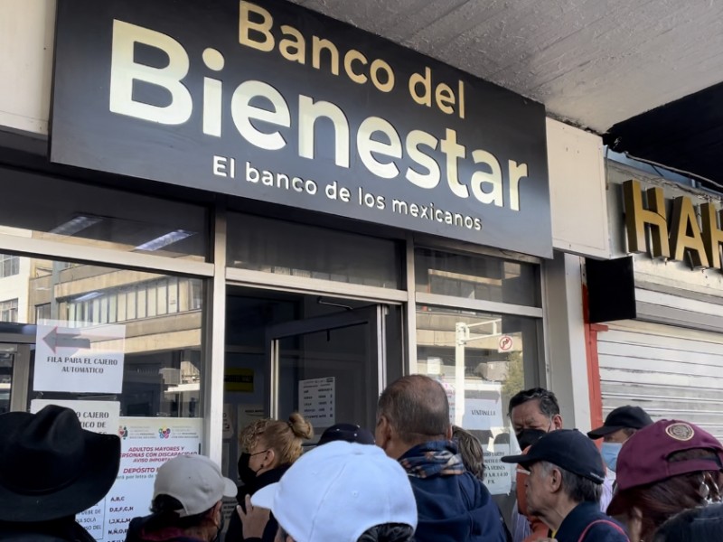 Largas filas para recoger la pensión de bienestar