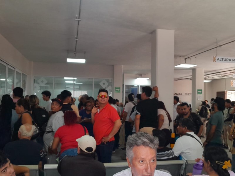 Largas filas para reemplacamiento de motos en oficina de Veracruz