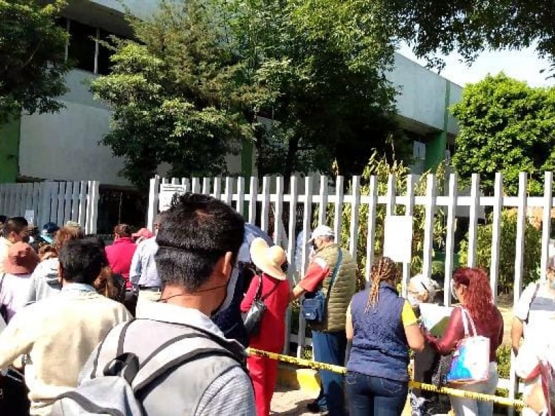 Largas filas para vacunación en clínica 55 de Amalucan