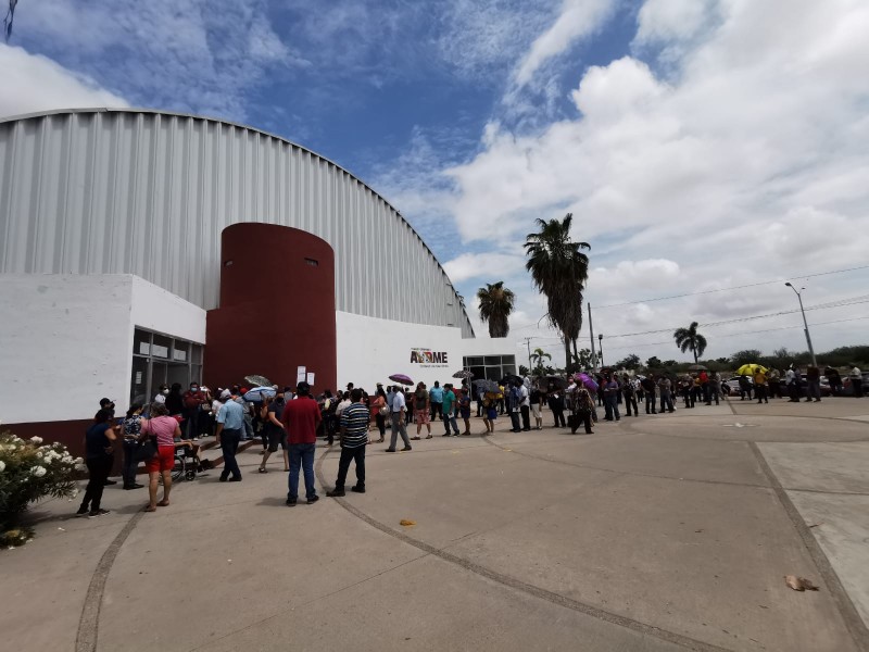 Largas filas por segundas dosis, no respetan horarios de vacunación.