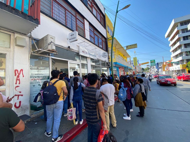 Largas filas realizan jóvenes en la espera de tarjeta Bienestar