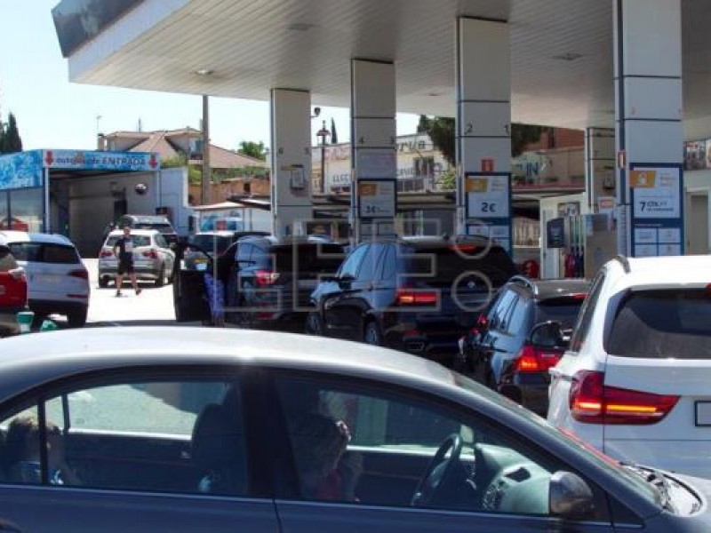 Largas filas realizan portugueses en gasolineras ante incrementos de precios