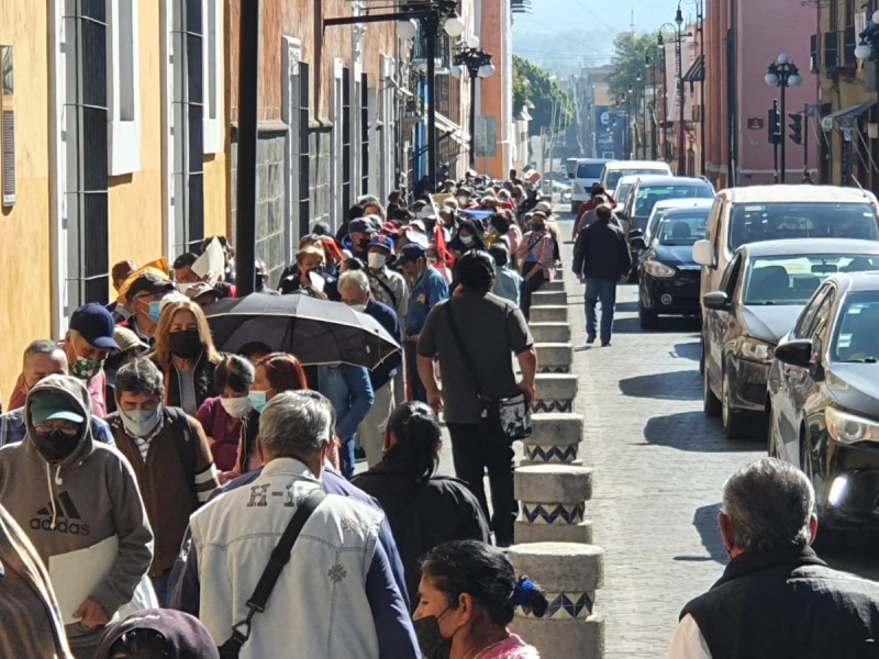 Largas filas y desorganización para entrega de tarjetas de Bienestar