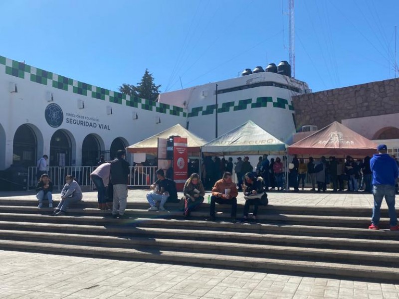 Largas filas y horas en espera por trámites en Tránsito