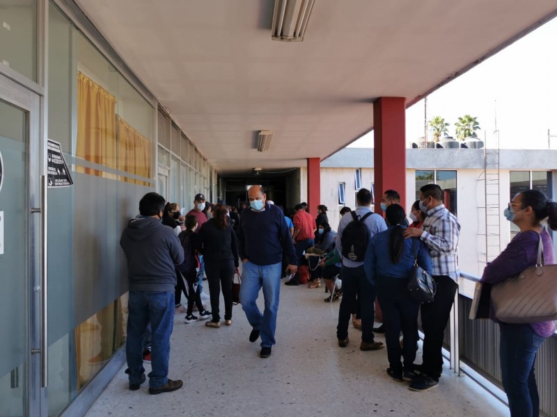 Largas filas y pésima atención en oficinas de Registro Civil