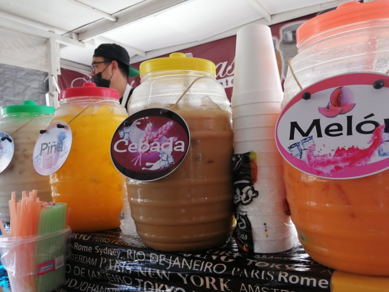 Las aguas frescas de más venta son limón y piña