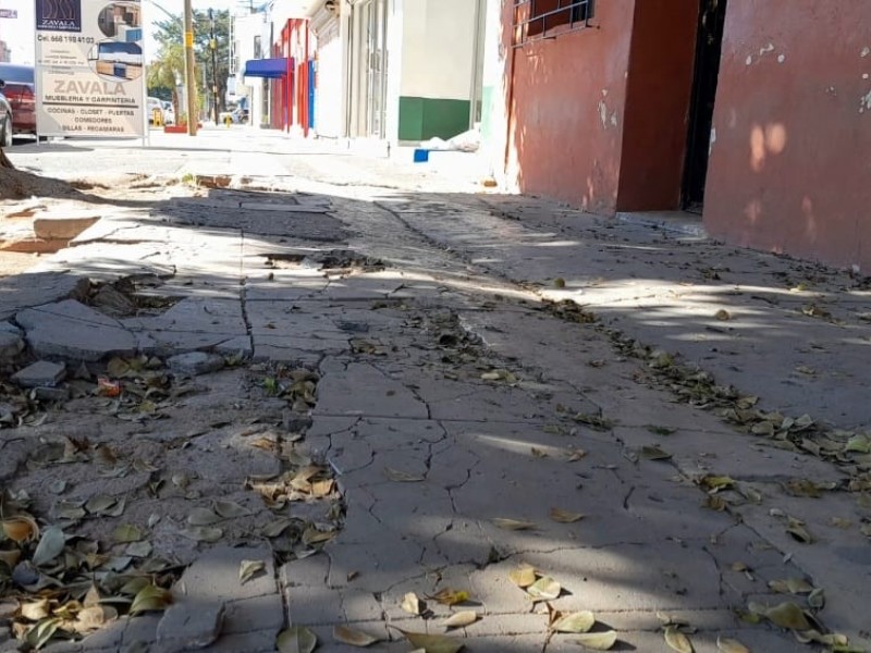 Banquetas en el abandono y un riesgo para peatones