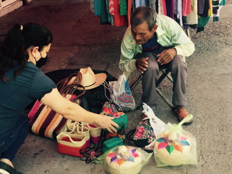 Las bolsas artesanales son el sello de don Artemio Ventura