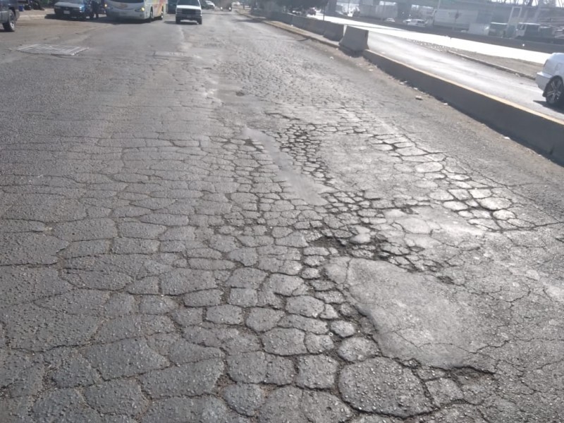 Lateral de Periférico y Colón llena de baches