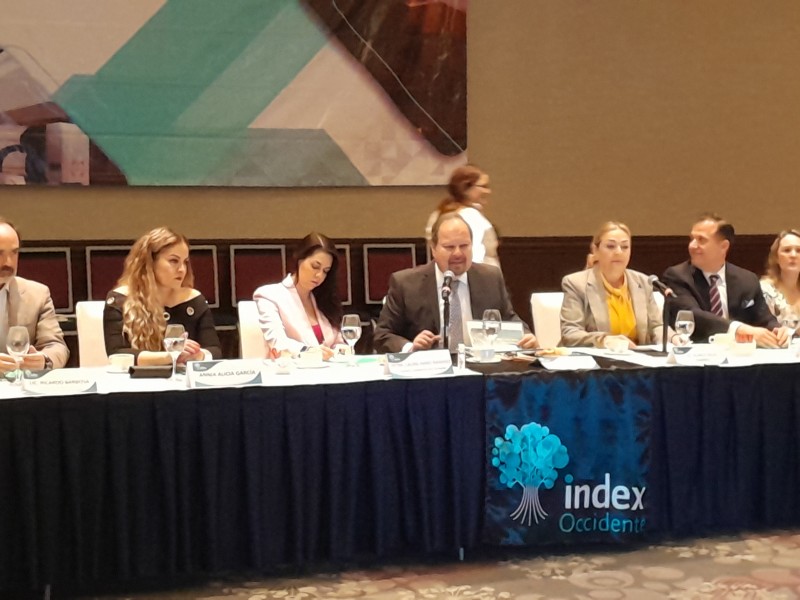 Laura Haro presenta propuestas a industriales manufactureros