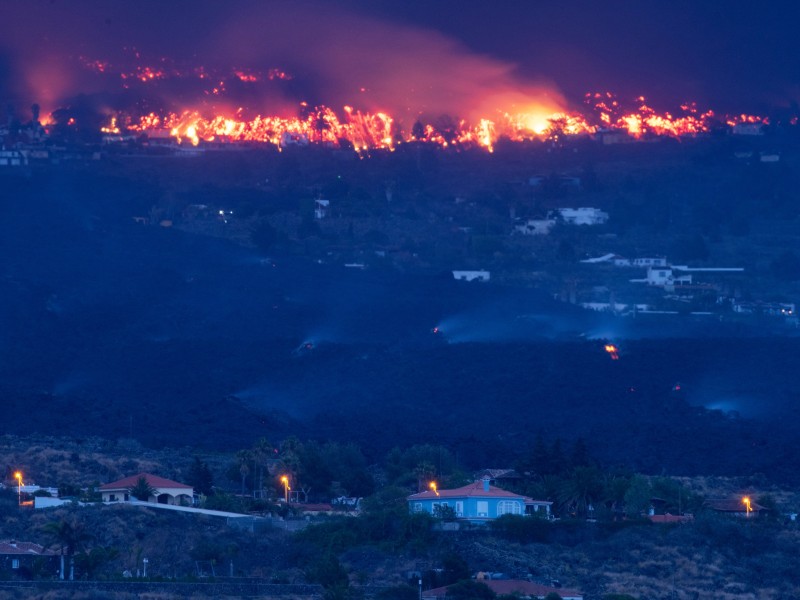 Lava avanza más lenta en La Palma, España
